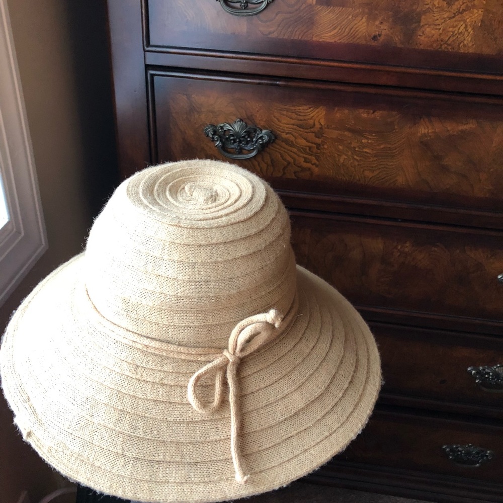 Women stylish winter brim hat